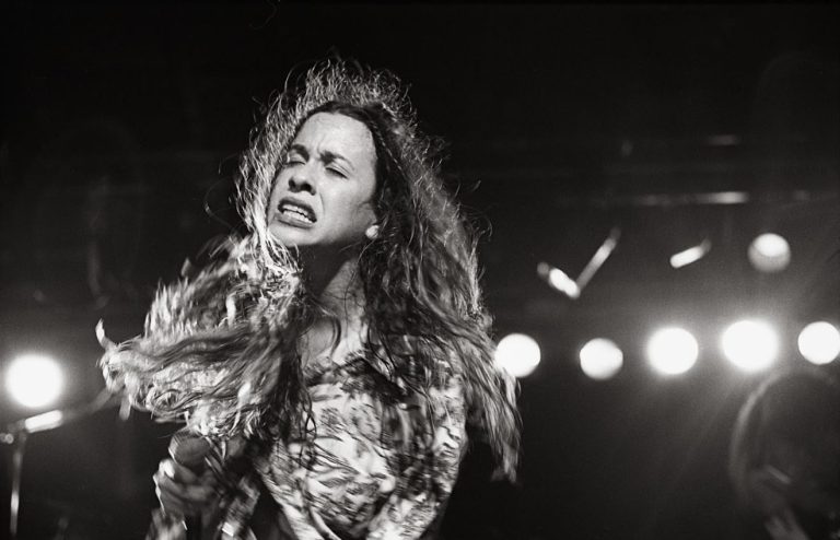 Alanis Morissette finally takes the stage in PH this August